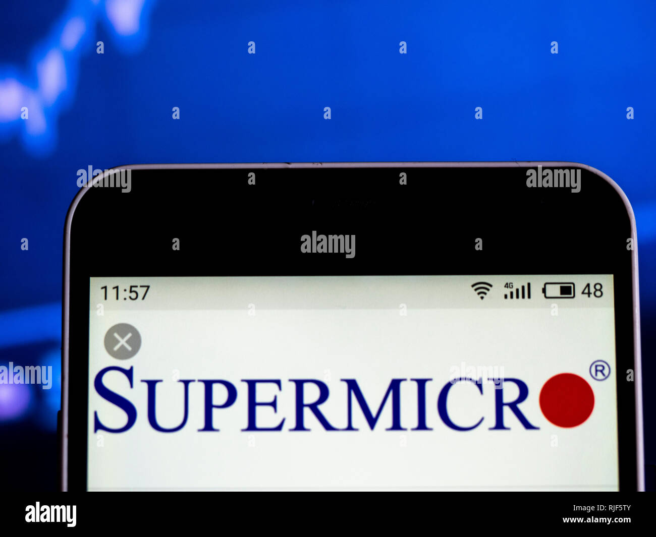 La technologie de l'information de Supermicro logo de l'entreprise vu affichée sur smart phone Banque D'Images