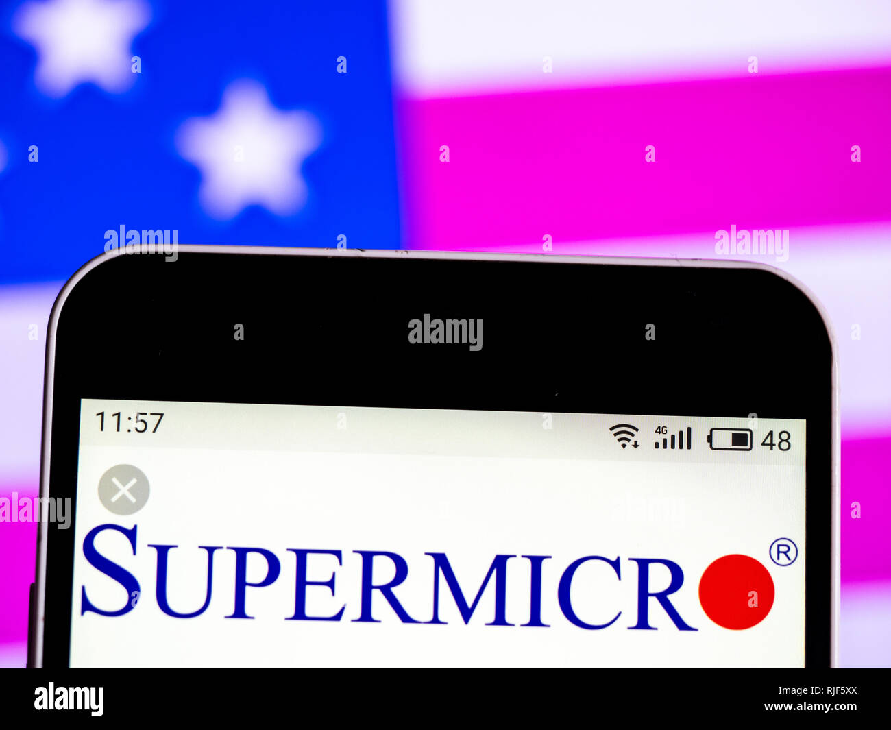 La technologie de l'information de Supermicro logo de l'entreprise vu affichée sur smart phone Banque D'Images