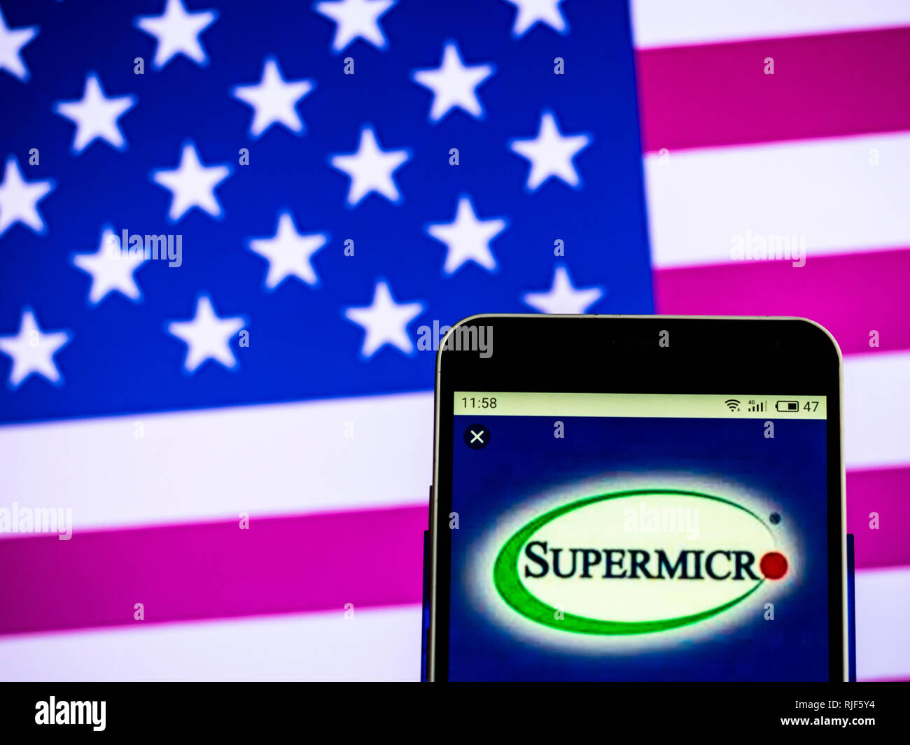 La technologie de l'information de Supermicro logo de l'entreprise vu affichée sur smart phone Banque D'Images