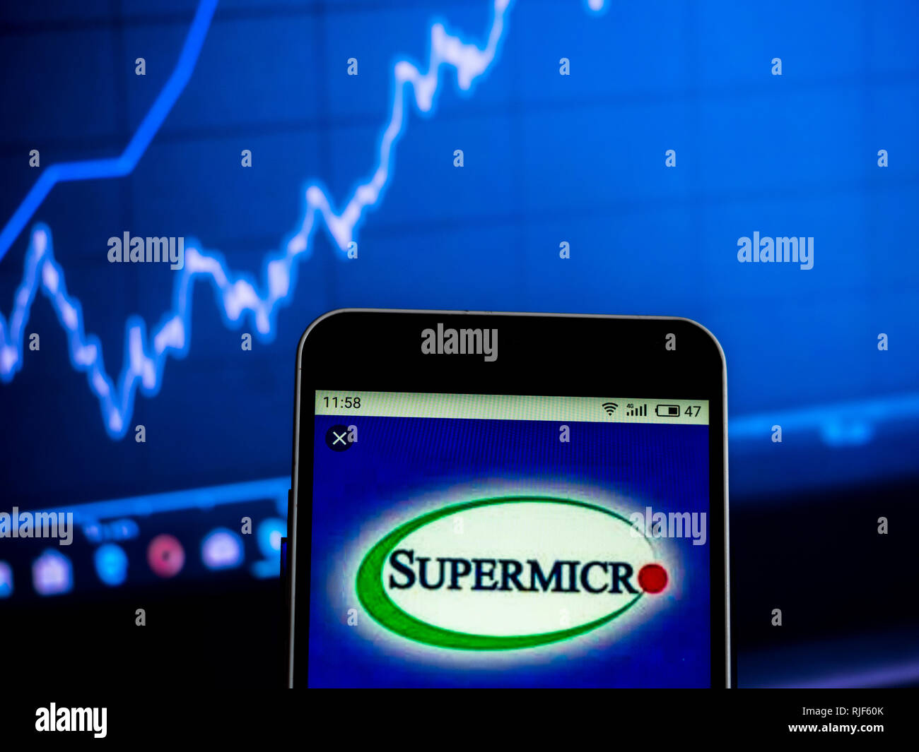 La technologie de l'information de Supermicro logo de l'entreprise vu affichée sur smart phone Banque D'Images