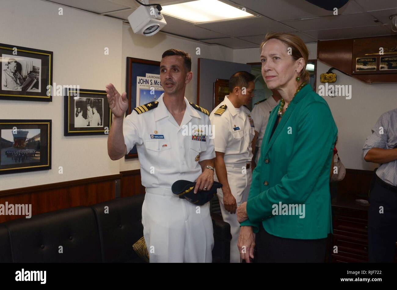 DA nang, Vietnam (sept. 29, 2016) Consul général Mary Tarnowka (à droite) reçoit une visite de l'USS John S. McCain (DDG 56) à partir de la Corvette. Alfredo Sanchez, commandant du USS John S. McCain, lors d'activité d'engagement naval (AEN) Vietnam 2016. Dans sa septième année, NEA Vietnam est conçu pour favoriser la compréhension mutuelle, renforcer la confiance dans le domaine maritime et renforcer les relations entre la U.S. Navy, Marine populaire du Vietnam et la communauté locale. Banque D'Images