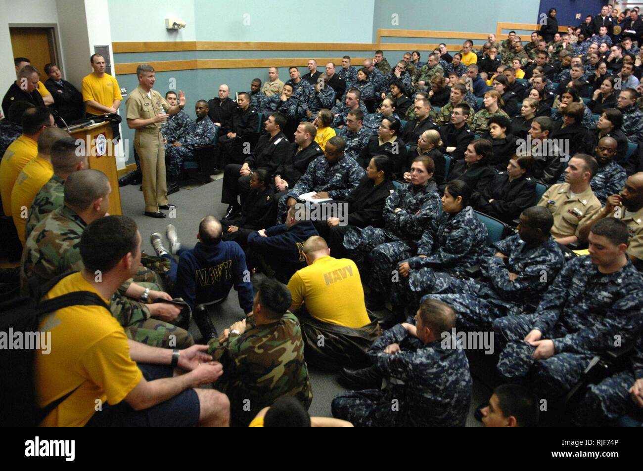 Master Chief Petty Officer de la Marine (MCPON) Rick West répond aux questions des marins pendant un appel mains libres à Station Navale Everett. West a répondu aux questions sur les uniformes, l'état de préparation de la famille, et a parlé de l'importance de la communication. West est un voyage de cinq jours dans la région du Nord-Ouest. Banque D'Images