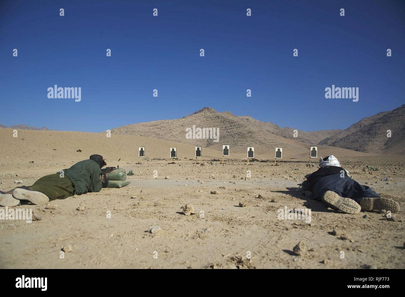 Des recrues de la police locale afghane fire leurs AK-47 au cours d'une classe d'armes dans Kajran, Daykundi district province, Afghanistan, le 24 décembre. La classe fait partie d'un cours de trois semaines de l'opération dans laquelle ALP apprendre les procédures de base, le maniement des armes et d'autres compétences afin de protéger et de défendre les citoyens afghans et de maintenir la stabilité dans la région. Banque D'Images