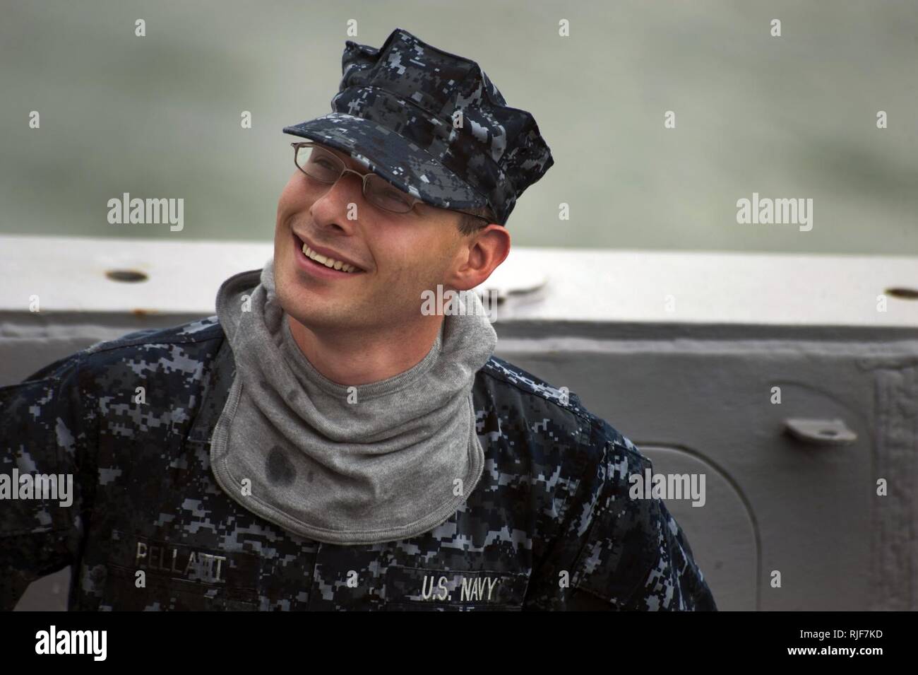 USS NEW ORLEANS (LPD 18), (31 juillet 2010) Technicien de l'information .Seaman Brandon Pellatt se prépare à tenir une veille de sécurité à bord d'USS New Orleans (LPD 18) alors que le navire fait une escale au port de la Colombie au cours de Amphibious-Southern Station 2010 Partenariat..5 L'Escadron amphibie, l'USS New Orleans (LPD 18) et entrepris de la Marine et du Corps des unités sont en Amphibious-Southern participants Station 2010 Partenariat, un exercice amphibie combinée visant à renforcer des partenariats de coopération avec les forces maritimes de l'Argentine, le Mexique, le Pérou, le Brésil, l'Uruguay et la Colombie. . Banque D'Images