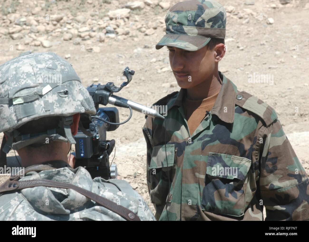 (Kaboul, Afghanistan) une armée nationale afghane stagiaire est interviewé par le Sergent Technique Michael Tateishi, USAF, Mission de formation de l'OTAN - Afghanistan Affaires publiques après la fin d'un exercice de tir réel de mortier au centre de formation militaire de Kaboul. L'Afghanistan continue de croître leur armée à travers une formation de qualité. Banque D'Images