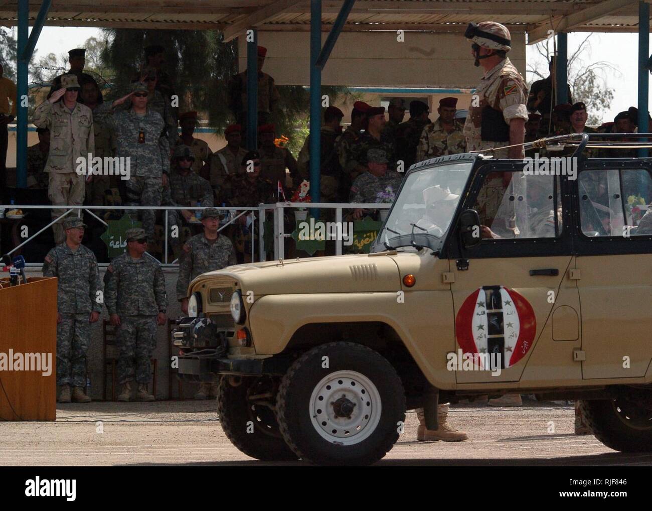 Un officier de l'armée irakienne s'établit à l'attention dans son véhicule lors d'un passage et l'étude au cours d'une cérémonie de passation de commandement sur Camp Taji, l'Iraq, le 15 mai 2006. L'armée iraquienne 2e Brigade, 9e Division Mécanisée assume le commandement de l'Sabeaa Al-Bash Al-Boor et Hora de combat des soldats de l'armée américaine avec 7e, 10e Escadron de cavalerie, 1 Brigade, 4e Division d'infanterie. Les soldats irakiens prendra l'initiative et de mener leurs propres opérations de contre-insurrection dans ce combat. Banque D'Images