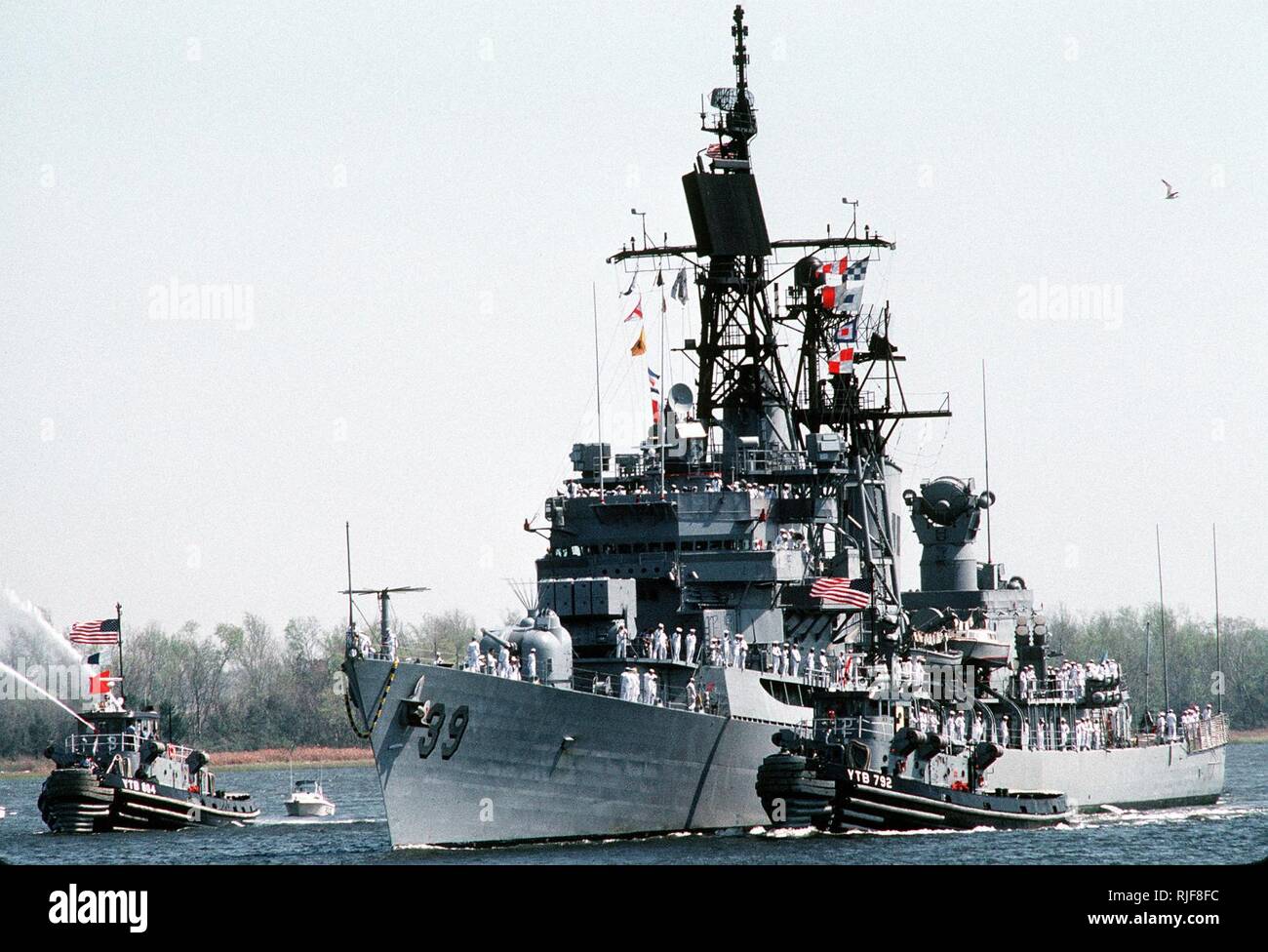 Si les grandes remorqueur portuaire AHOSKIE (YTB-804), à gauche, les pulvérisations d'eau de l'eau dans l'air, le grand remorqueur portuaire ANTIGO (YTB-792) accompagne le destroyer lance-missiles USS MACDONOUGH (DDG-39) pour escorter le navire jusqu'à la rivière Cooper Naval Station, Charleston, S.C. La MACDONOUGH est de retourner à Charleston après son déploiement dans la région du golfe Persique pour l'opération Bouclier du désert et l'opération Tempête du désert. Banque D'Images
