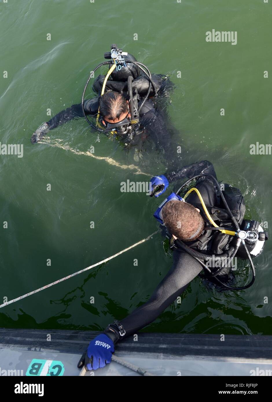 MINA SALMAN PIER, Bahreïn (jan. 24, 2013) Marine Diver 3 classe le Tchad Crawford, affecté à l'unité mobile de récupération et de plongée (MDSU) 2, 2-2, l'entreprise entre dans l'eau pendant une routine de protection de la force antiterroriste plongée. 2 MDSU est attribuée à commandant, Task Group 56.1, la promotion de la lutte contre les mines, des explosifs et munitions, plongée de récupération et la protection de la force dans la 5e Flotte des États-Unis zone de responsabilité. Banque D'Images