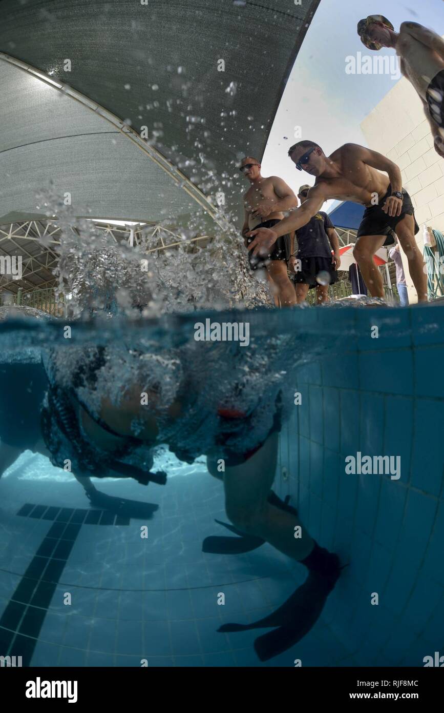 Les plongeurs de la marine, commandant de groupe, 56,1, entrent dans l'eau au cours de la familiarisation et de procédure d'urgence, formation de plongée sur le circuit de proximité MK16 Système de plongée. CTG 56.1 fournit des opérations de sécurité maritime et les efforts de coopération en matière de sécurité dans le théâtre dans la 5e Flotte des États-Unis zone de responsabilité. Banque D'Images