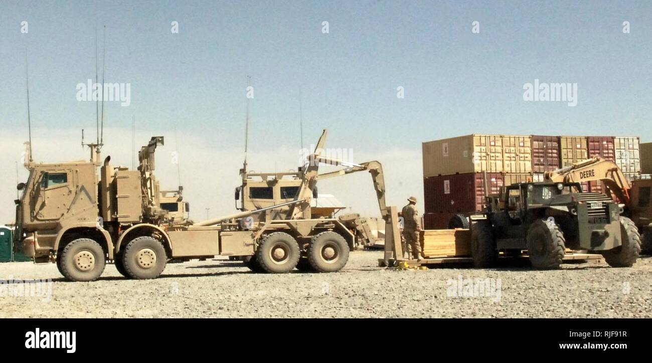 U.S. Navy Seabees de bataillon mobile de construction navale (NMCB) 133 utiliser un véhicule tactique moyenne avec les membres du service de remplacement et de leurs camions pour apporter le matériel et l'outillage à NMCB-133 ?s camp à Kandahar, Afghanistan, le 24 mars 2010. NMCB-133 est en ce moment dans la zone d'opération lors d'un déploiement en Afghanistan. Banque D'Images