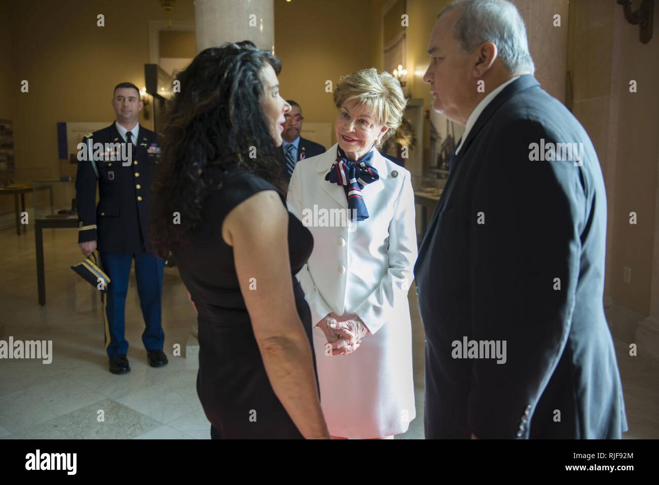 Mme Madeleine Bordallo de Guam et le congressiste Gregorio Sablan le nord de parler avec Karen Durham-Aguilera, directeur exécutif national de l'armée, les cimetières militaires, à l'intérieur de l'Amphithéâtre Memorial Afficher Prix au cimetière national d'Arlington, à Arlington, Va., le 14 juillet 2017. Guam et Îles Mariannes du Nord les délégués ont visité le Cimetière National d'Arlington et participé à une armée tous les honneurs Wreath-Laying sur la Tombe du Soldat inconnu pour commémorer le 73e anniversaire de la libération de Guam et la bataille pour les îles Mariannes du Nord. Banque D'Images