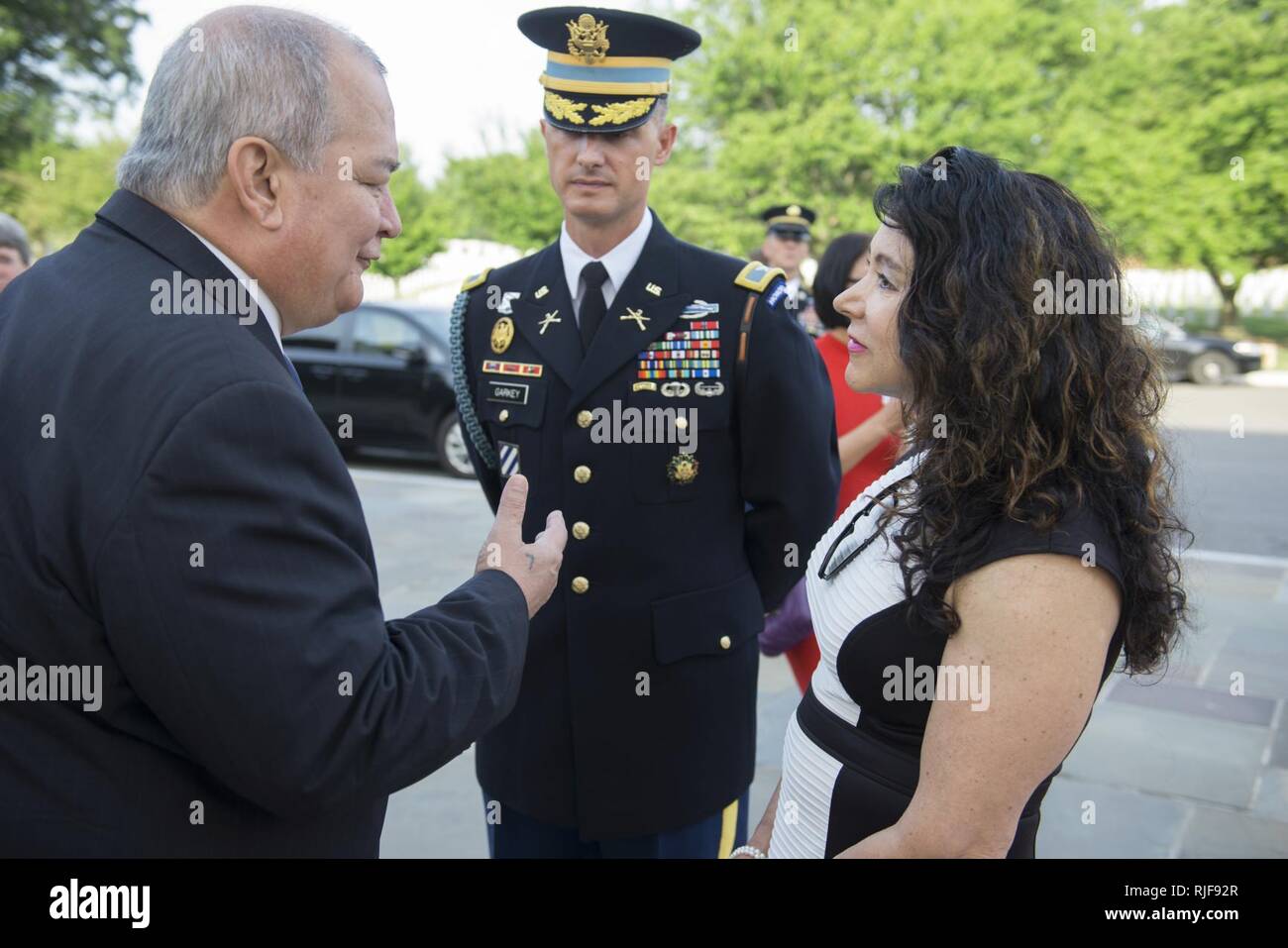 M. Gregorio Sablan les îles Mariannes du Nord ; le colonel Jason Garvey, commandant du Régiment d'infanterie 3d ; et Karen Durham-Aguilera, directeur exécutif national de l'armée, les cimetières militaires, parler à l'extérieur de l'amphithéâtre du Souvenir au Cimetière National d'Arlington dans Arlington, Va., le 14 juillet 2017. Guam et Îles Mariannes du Nord les délégués ont visité le Cimetière National d'Arlington et participé à une armée tous les honneurs Wreath-Laying sur la Tombe du Soldat inconnu pour commémorer le 73e anniversaire de la libération de Guam et la bataille pour les îles Mariannes du Nord. Banque D'Images