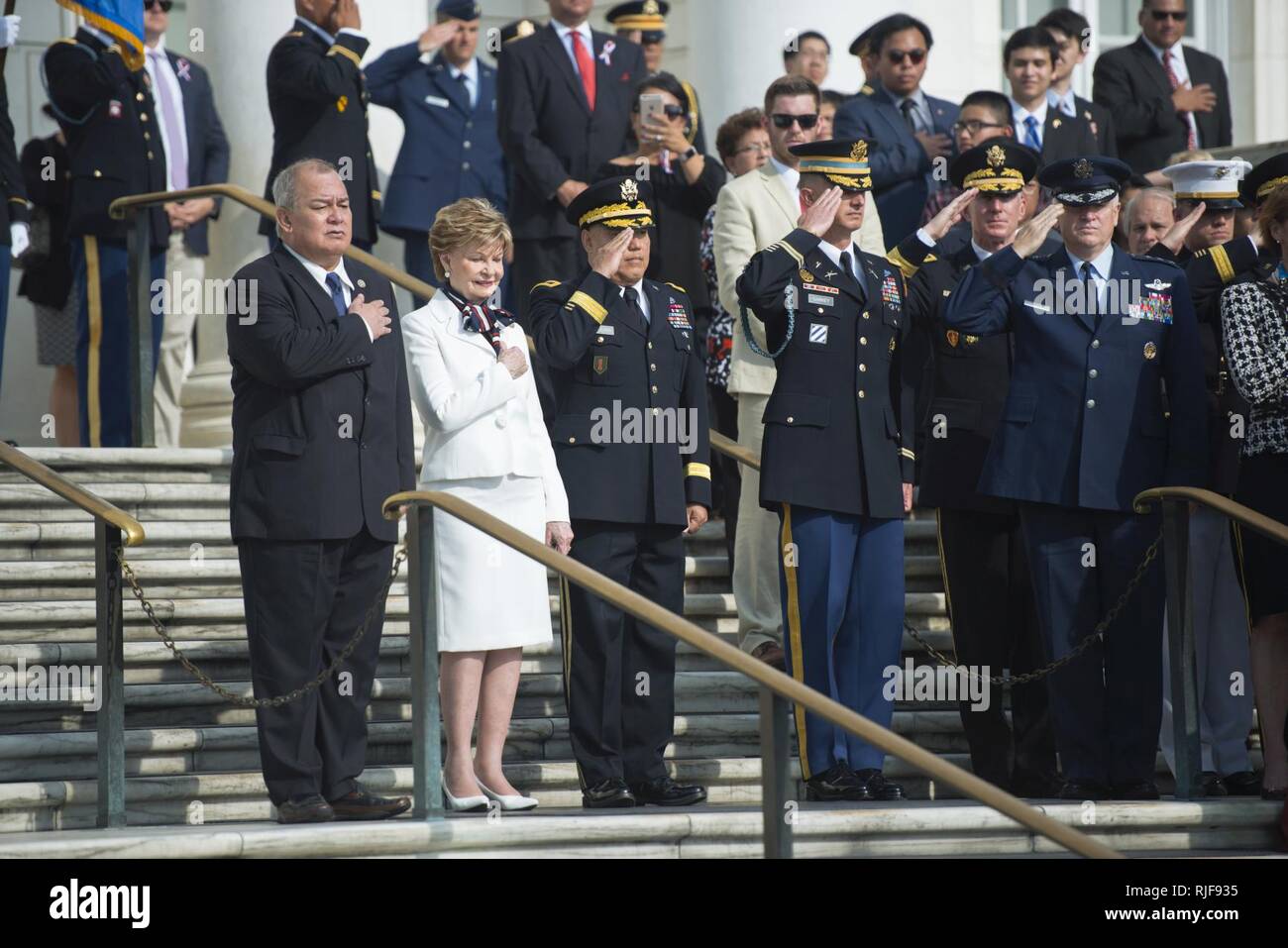 (De gauche) le député Gregorio Sablan des îles Mariannes du Nord ; Sénatrice Madeleine Bordallo de Guam ; Brig. Le général Roderick Guerrero, Guam, général adjoint ; et le Colonel Jason Garvey, commandant du Régiment d'infanterie 3d, participer à une armée tous les honneurs Wreath-Laying sur la Tombe du Soldat inconnu pour commémorer le 73e anniversaire de la libération de Guam et la bataille pour les îles Mariannes du Nord au cimetière national d'Arlington, Arlington, Va., le 14 juillet 2017. Banque D'Images