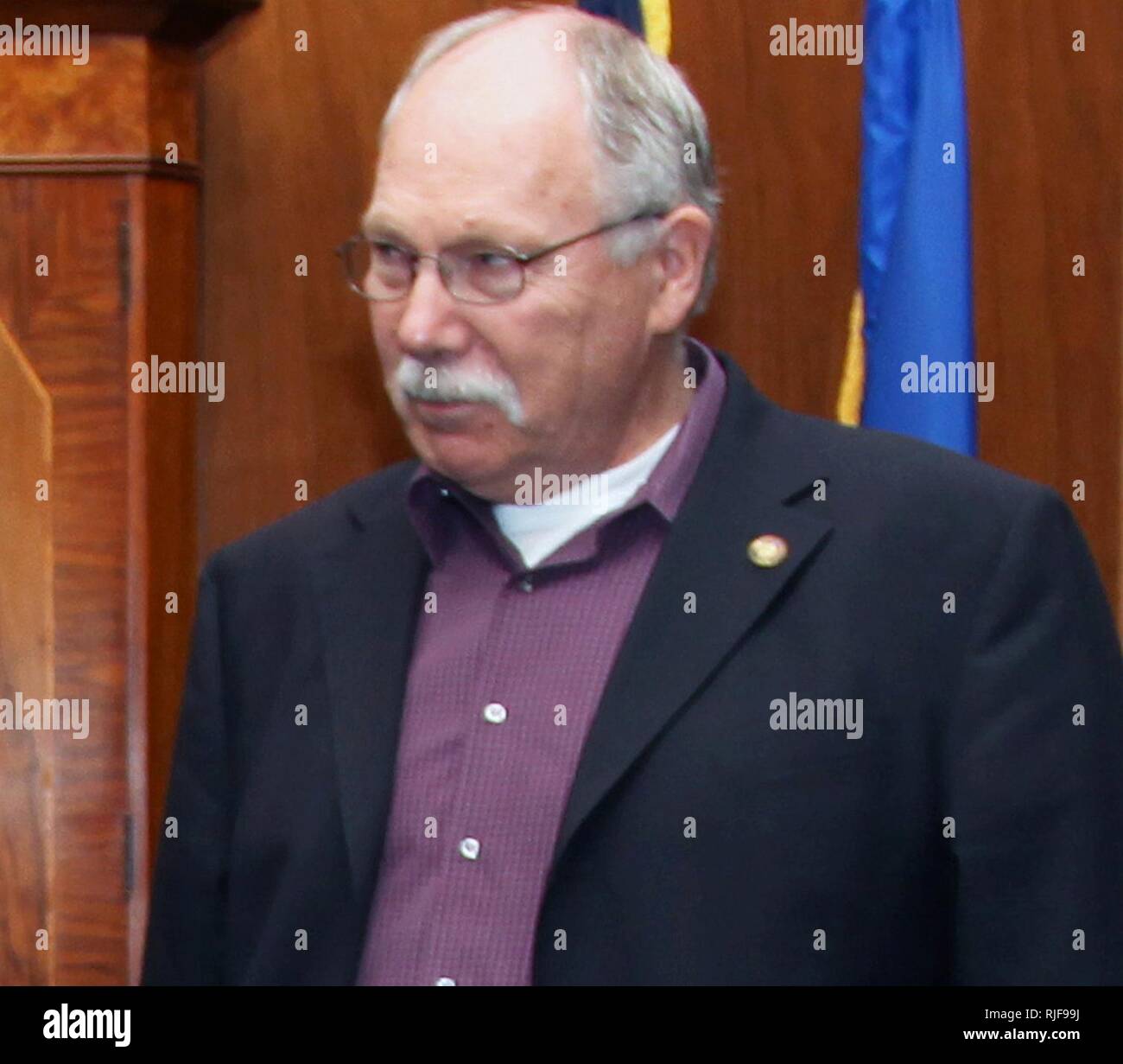 Le lieutenant-colonel Glenn Pratt, chef de district adjoint, signe une entente de coopération à la capitale de l'Etat le 17 septembre, le gouvernement fédéral de maintenir des voies de navigation sur la côte de l'Oregon. Le sénateur de l'état Jeff Kruse, deuxième à gauche, et l'employé. John Kitzhaber, près de Kruse, a également signé le document. De l'extrême gauche est Rempl. Caddy McKeown, Coos Bay ; à côté de Gouverneur Kitzhaber est Rempl. David Gomberg, Lincoln City/Neotsu ; Rempl. Deborah Boone, Cannon Beach ; Sen. Arnie Roblan, Coos Bay. Banque D'Images