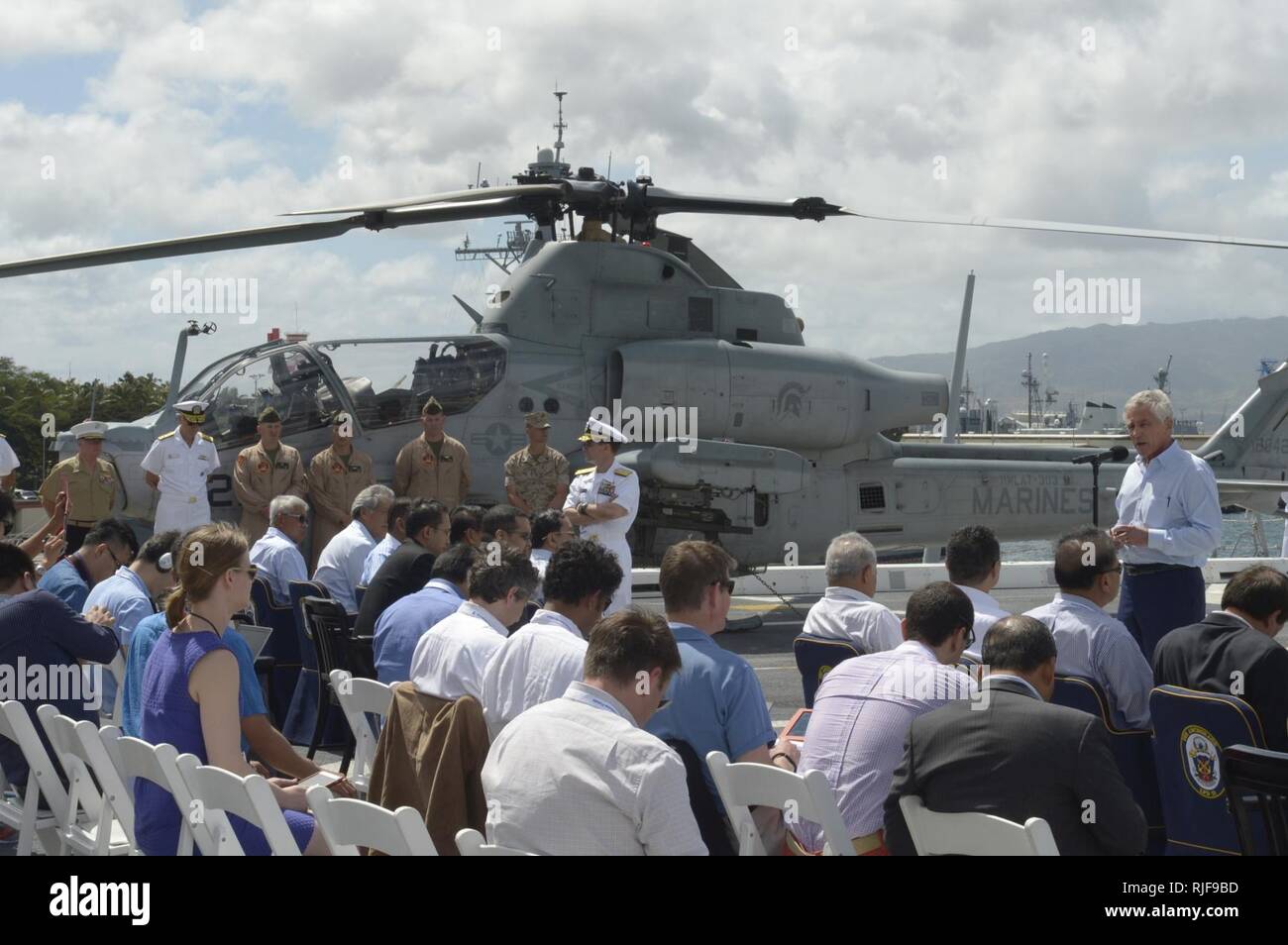 Le secrétaire à la défense Chuck Hagel, extrême droite, tient une conférence de presse à bord du navire de transport amphibie USS dock Anchorage (LPD 23) Avril 2, 2014, at Joint Base Harbor-Hickam Pearl, Washington. Hagel a visité le navire tout en fréquentant l'Association des nations de l'Asie du Sud-Est, qui comprenait le Forum Défense affiche des capacités militaires des États-Unis visant à appuyer les opérations de secours en cas de catastrophe humanitaire. Banque D'Images
