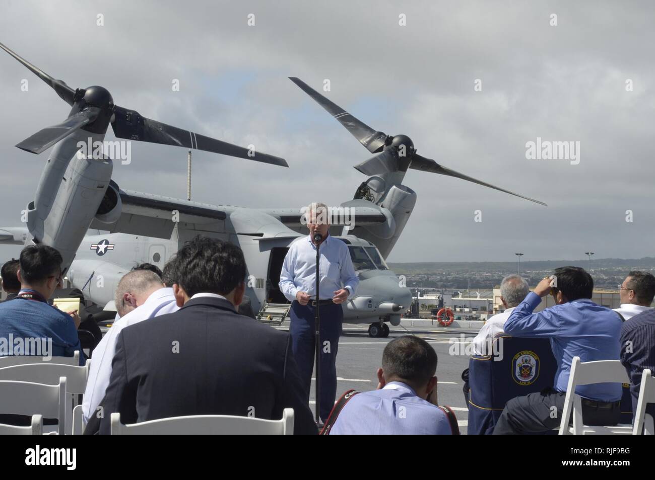 Le secrétaire à la défense Chuck Hagel tient une conférence de presse à bord du navire de transport amphibie USS dock Anchorage (LPD 23) Avril 2, 2014, at Joint Base Harbor-Hickam Pearl, Washington. Hagel a visité le navire tout en fréquentant l'Association des nations de l'Asie du Sud-Est, qui comprenait le Forum Défense affiche des capacités militaires des États-Unis visant à appuyer les opérations de secours en cas de catastrophe humanitaire. Banque D'Images