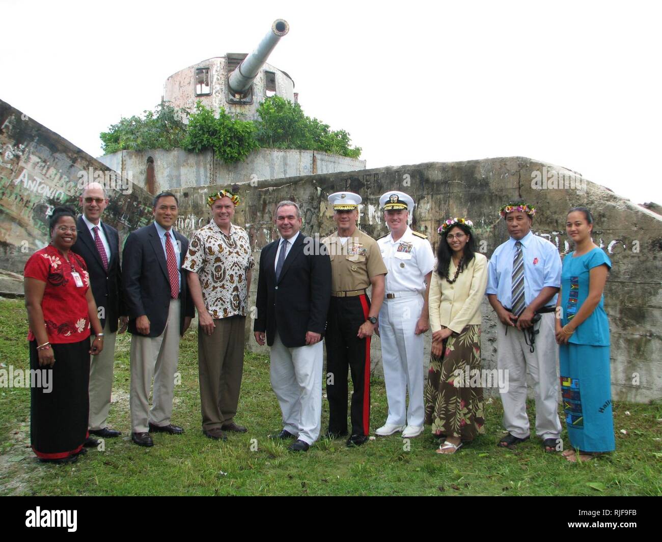 KIRIBATI (27 juin 2011) Secrétaire adjoint des affaires étrangères de l'Asie de l'Est et du Pacifique centre, Kurt Campbell, pose pour une photo à la Vickers 8' batteries côtières avec Kiribati Secrétaire aux affaires étrangères Tessie Lambourne, gauche, d'autres responsables locaux, et il est à la tête d'une délégation en visite de nations du Pacifique Sud. La délégation comprend U.S. Navy Adm. Patrick Walsh, commandant de la flotte américaine du Pacifique, le Bureau du secrétaire de la Défense au sud/sud-est de l'Asie Directeur principal, Marine Corps Brig. Le général Richard Simcock, et l'Agence des États-Unis pour le développement international (USAID) Administrateur assistant Nisha Biswal, secon Banque D'Images