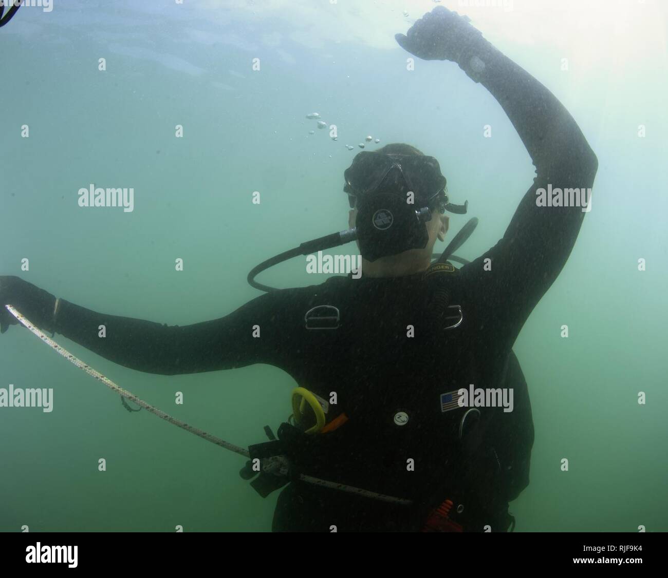 MINA SALMAN PIER, Bahreïn (jan. 30, 2013) Marine Diver 3e classe David Hilborn, affecté à l'unité mobile de récupération et de plongée (MDSU) 2, monte au cours d'une plongée de la protection de la force contre le terrorisme. 2 MDSU est attribuée à commandant, Task Group 56.1 et permet de récupération sous-marine, la lutte contre le terrorisme et la protection de la force pour la 5e Flotte des États-Unis zone de responsabilité. Banque D'Images