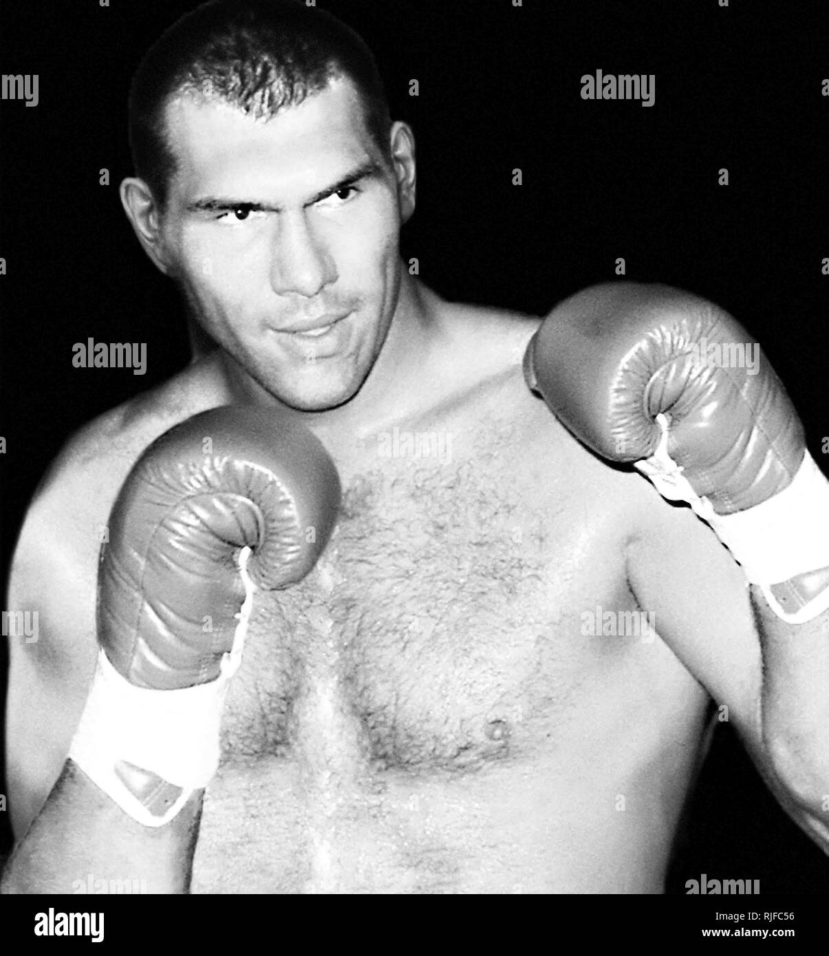 1997, boxe poids lourd russe Nikolaj Valuev dans le début de sa carrière. Photo prise avec un appareil photo Nikon FM2, nouvelle photographie avec un scanner. Banque D'Images