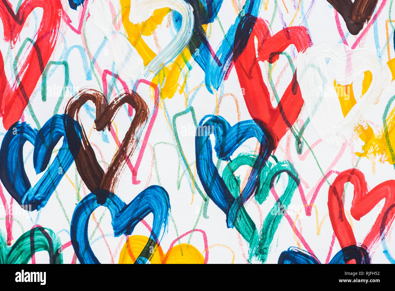 Arrière-plan de coeurs peints colorés sur fond blanc Banque D'Images