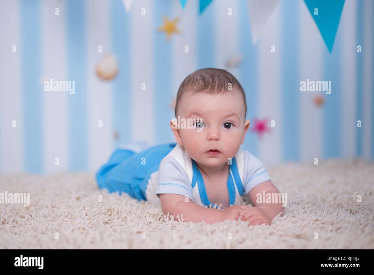 Beau Bebe Garcon Enfant Drole Heureux De Poser Sur Table En Bois Bleu Fourrure En Studio Photo Stock Alamy