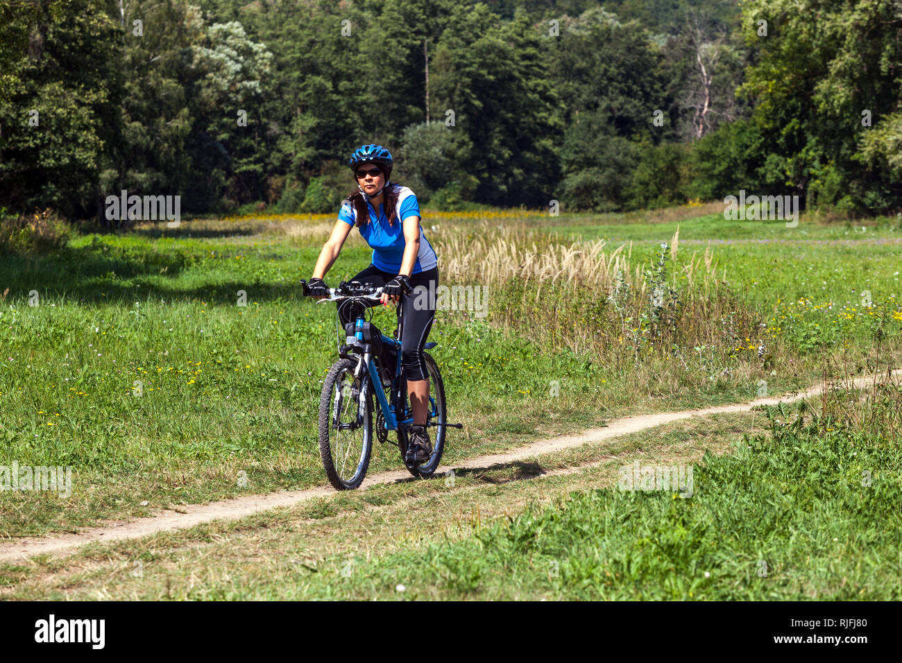 Femme motard sur un voyage dans la prairie de la rivière Dyje, faire du vélo, parc national de Podyji, Moravie du Sud, piste cyclable de la République tchèque Banque D'Images