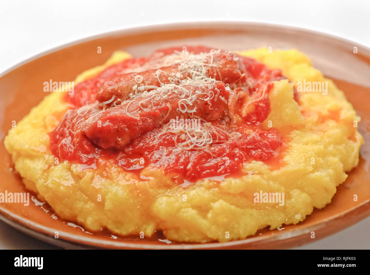 Polenta italienne avec saucisses closeup Banque D'Images