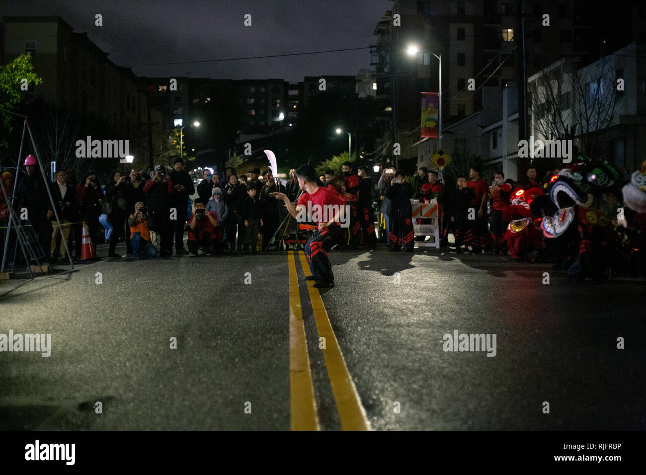 Los Angeles, Californie, USA. 4 Février, 2019. Les artistes interprètes ou exécutants de kung fu en face de l'Thein Hau Temple au centre-ville de minuit du Nouvel An lunaire 2019 année du cochon. Credit : Rommel Canlas/Alamy Live News Banque D'Images