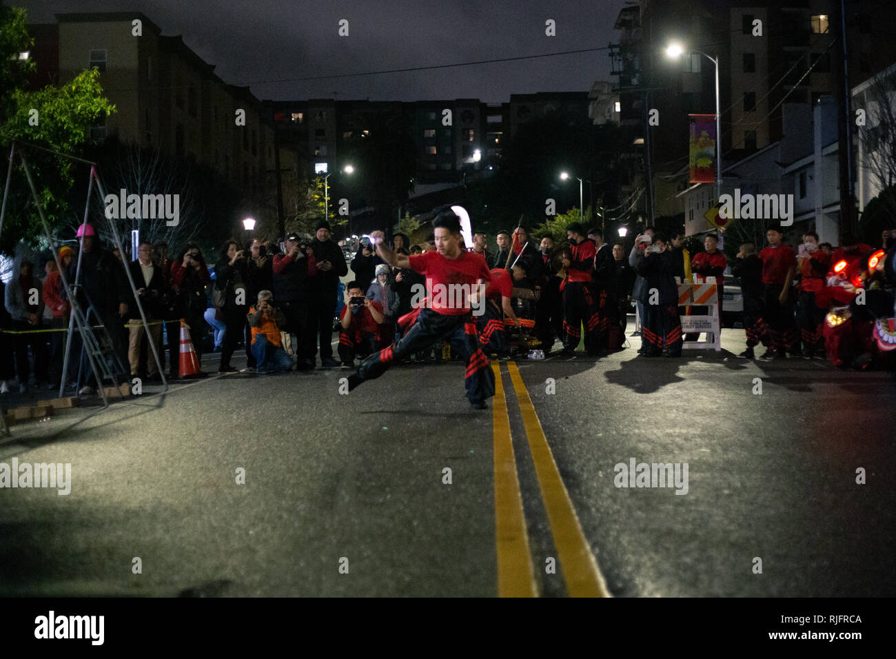 Los Angeles, Californie, USA. 4 Février, 2019. Les artistes interprètes ou exécutants de kung fu en face de l'Thein Hau Temple au centre-ville de minuit du Nouvel An lunaire 2019 année du cochon. Credit : Rommel Canlas/Alamy Live News Banque D'Images