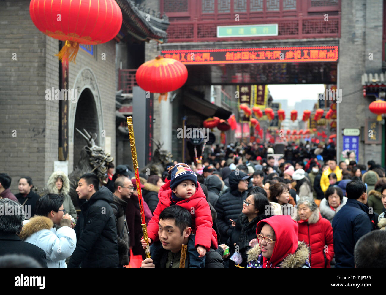 Tianjin. Feb, 2019 5. Les touristes visitent l'ancienne rue culturelle à Tianjin, Chine du nord, le 5 février 2019, le premier jour de la Nouvelle Année lunaire chinoise. Credit : Hu Lingyun/Xinhua/Alamy Live News Banque D'Images