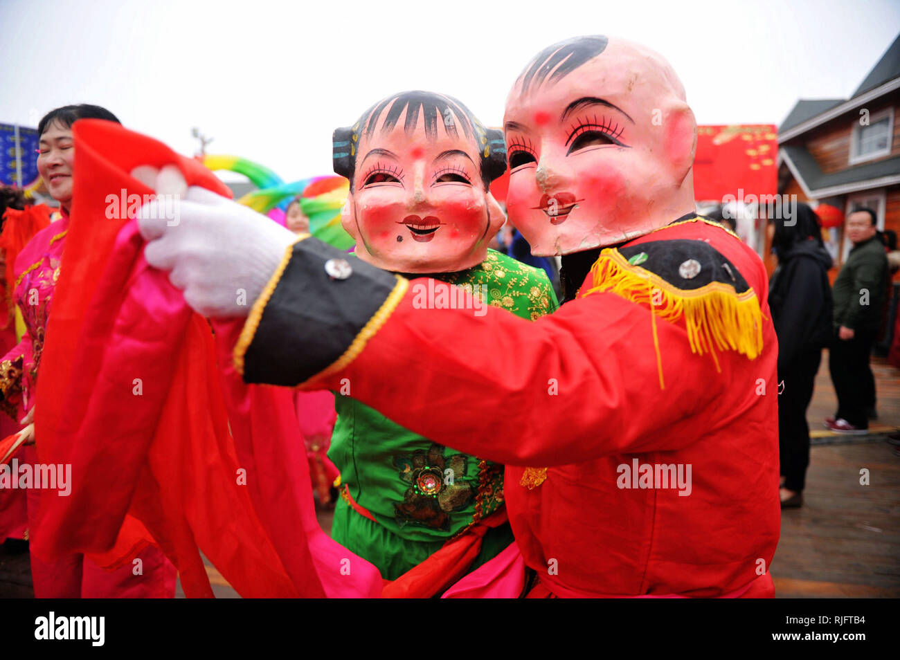Qingdao, Chine, la province de Shandong. Feb 6, 2019. Artistes Folk effectuer durant un festival culturel à Qingdao, province de Shandong en Chine orientale, le 6 février 2019. Diverses activités ont eu lieu dans tout le pays pour célébrer le Nouvel An chinois, ou Fête du Printemps, qui tombe le 5 février cette année. Credit : Yu Shaoyue/Xinhua/Alamy Live News Banque D'Images