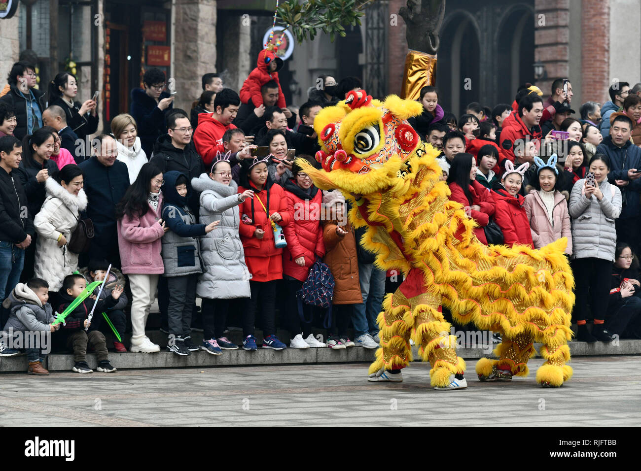 (190206)--, 6 février 2019 (Xinhua)-- Folk Artists effectuer la danse du lion de Taierzhuang, mer de Chine orientale, la province de Shandong, le 6 février 2019. Diverses activités ont eu lieu dans tout le pays pour célébrer le Nouvel An chinois, ou Fête du Printemps, qui tombe le 5 février cette année. (Xinhua/Gao Qimin) Banque D'Images
