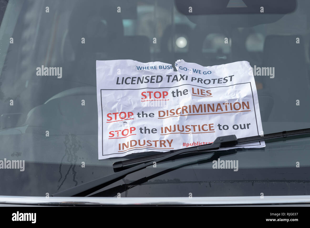 Londres, Royaume-Uni. 6 février 2019, Black Cab taxi protester ferme ses portes le centre de Londres, au Royaume-Uni. routes autour de Parlement. Les chauffeurs de taxi noirs ont protesté sur les routes d'être fermé aux taxis dans le centre de Londres, Royaume-Uni.. Ils ont garé leur cabine autour de la place du Parlement et son apporaces conduisant à des kilomètres de bouchons de circulation avec d'importants retards à la circulation Crédit : Ian Davidson/Alamy Live News Banque D'Images