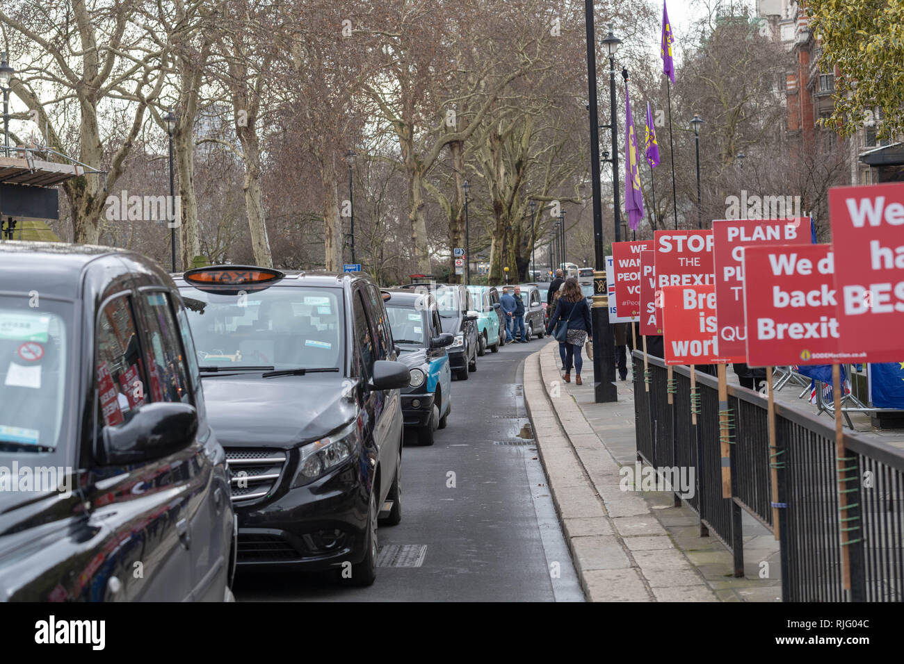 Londres, Royaume-Uni. 6 février 2019, Black Cab taxi protester ferme ses portes le centre de Londres, au Royaume-Uni. routes autour de Parlement. Les chauffeurs de taxi noirs ont protesté sur les routes d'être fermé aux taxis dans le centre de Londres, Royaume-Uni.. Ils ont garé leur cabine autour de la place du Parlement et son apporaces conduisant à des kilomètres de bouchons de circulation avec d'importants retards à la circulation Crédit : Ian Davidson/Alamy Live News Banque D'Images