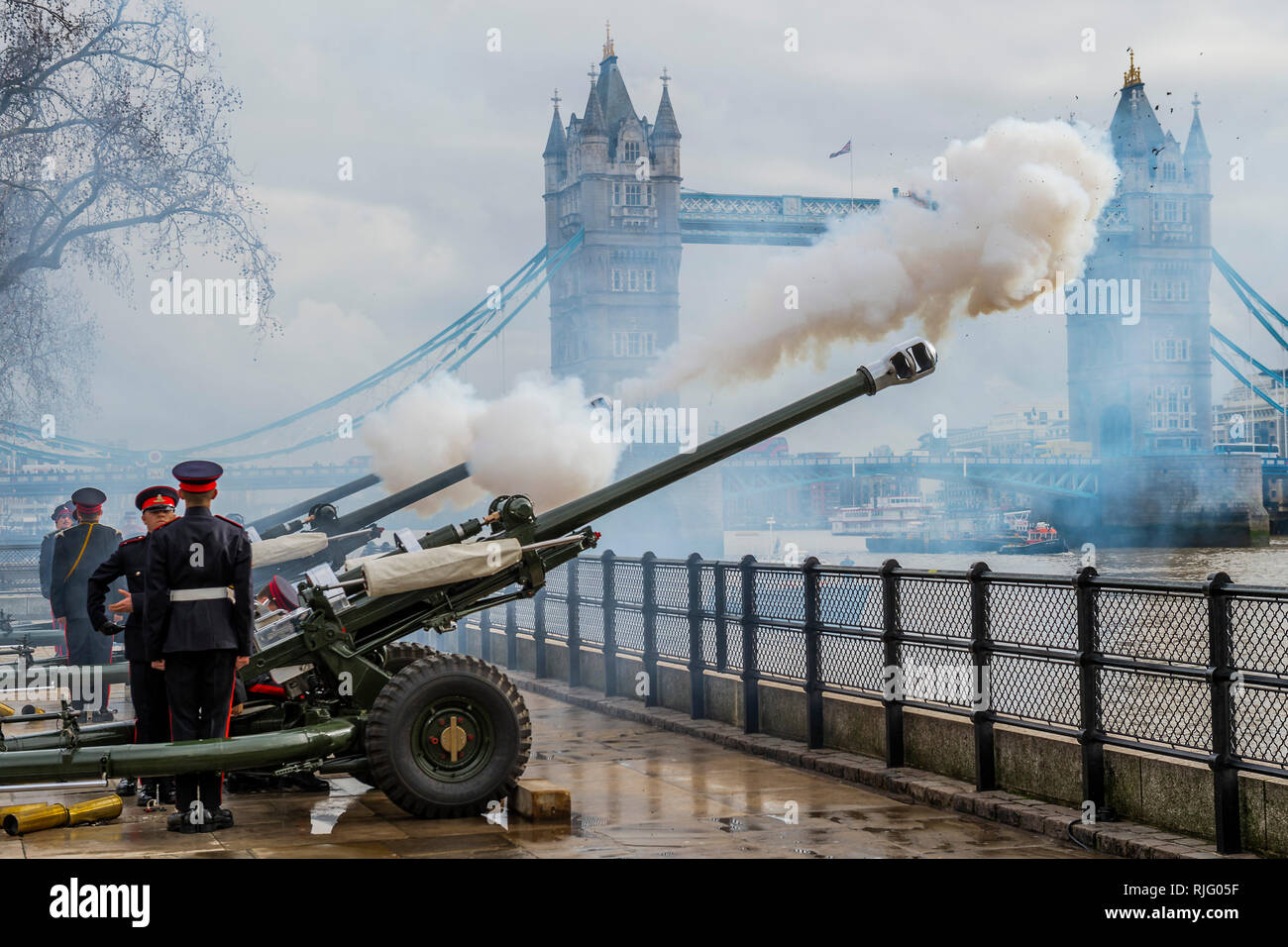 Londres, Royaume-Uni. 6 Feb 2019. L'Honorable Artillery Company (HAC), la ville de London Regiment de l'armée de réserve, un feu d'armes à feu 62 Royal Salute à la Tour de Londres en l'honneur du 67e anniversaire de Sa Majesté la reine accession au trône . Les trois armes à feu cérémoniel L118 tirés sur des intervalles de dix secondes. Crédit : Guy Bell/Alamy Live News Banque D'Images