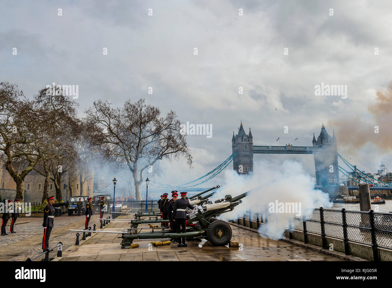 Londres, Royaume-Uni. 6 Feb 2019. L'Honorable Artillery Company (HAC), la ville de London Regiment de l'armée de réserve, un feu d'armes à feu 62 Royal Salute à la Tour de Londres en l'honneur du 67e anniversaire de Sa Majesté la reine accession au trône . Les trois armes à feu cérémoniel L118 tirés sur des intervalles de dix secondes. Crédit : Guy Bell/Alamy Live News Banque D'Images