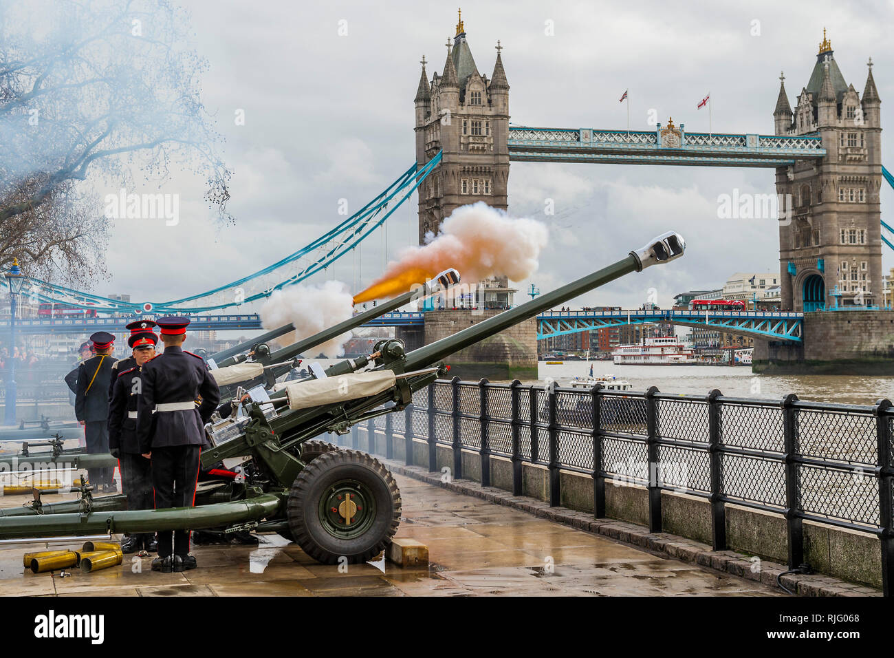 Londres, Royaume-Uni. 6 Feb 2019. L'Honorable Artillery Company (HAC), la ville de London Regiment de l'armée de réserve, un feu d'armes à feu 62 Royal Salute à la Tour de Londres en l'honneur du 67e anniversaire de Sa Majesté la reine accession au trône . Les trois armes à feu cérémoniel L118 tirés sur des intervalles de dix secondes. Crédit : Guy Bell/Alamy Live News Banque D'Images