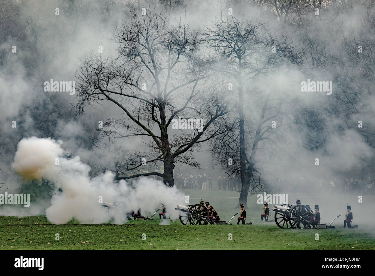 Londres, Royaume-Uni. 6 Feb 2019. 41 salut au canon dans Green Park par les troupes du roi Royal Horse Artillery marquant le 67e anniversaire de Sa Majesté la Reine's accession au trône Crédit : Guy Josse/Alamy Live News Banque D'Images