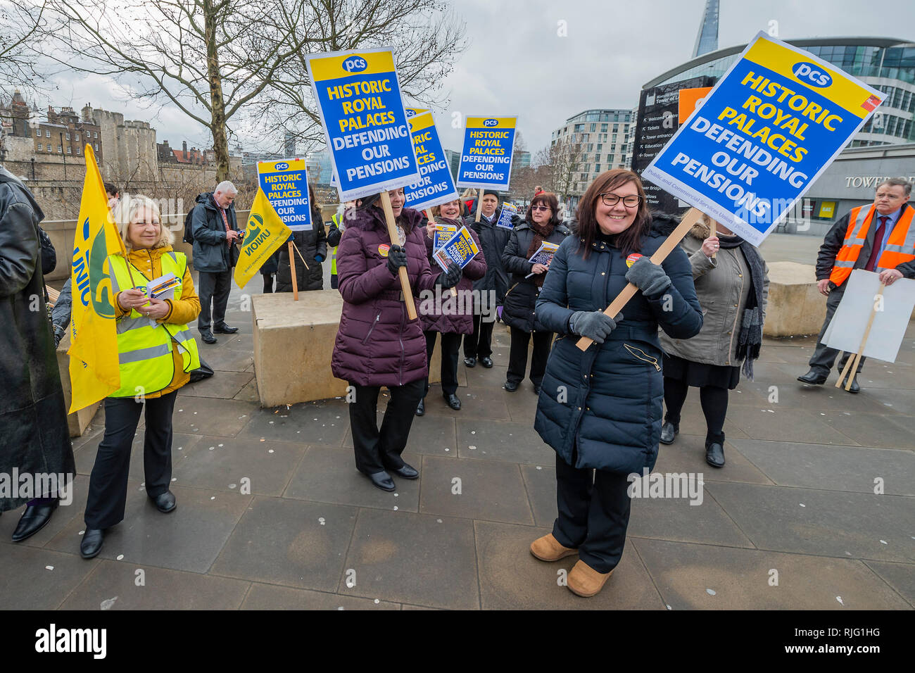 Tour de Londres, Londres, Royaume-Uni. 6 Feb 2019. Le PCS et GMB Syndicats soutient les employés de l'Historic Royal Palaces qui font la grève, à la Tour de Londres, sur la transformation de leurs droits à pension. Crédit : Guy Bell/Alamy Live News Banque D'Images