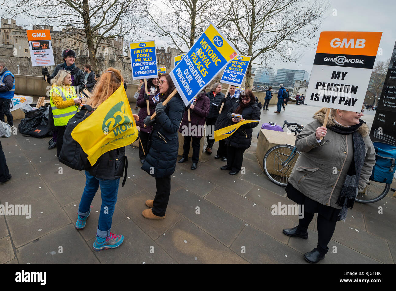 Tour de Londres, Londres, Royaume-Uni. 6 Feb 2019. Le PCS et GMB Syndicats soutient les employés de l'Historic Royal Palaces qui font la grève, à la Tour de Londres, sur la transformation de leurs droits à pension. Crédit : Guy Bell/Alamy Live News Banque D'Images