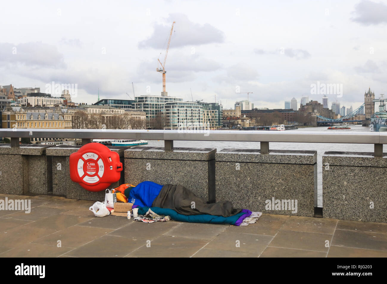 Londres, Royaume-Uni. Feb 6, 2019. Une personne sans-abri dormir sur le pont de Londres comme le gouvernement a promis 100 millions de livres sur deux ans pour lutter contre le sans-abrisme en tant que secrétaire d'État à l'habitation James Brokenshire a juré de mettre fin à l'exclusion extrême du logement en 2027 et veut aider les gens à transformer leur vie et la prise en charge de la santé mentale et des toxicomanies. Credit : amer ghazzal/Alamy Live News Banque D'Images