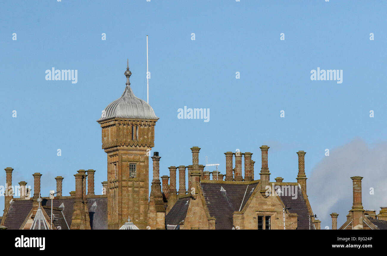 Lurgan, County Armagh, en Irlande du Nord. 06 février 2019. Royaume-uni - un jour plus doux malgré la forte brise. Des températures allant jusqu'à 9C et très agréable au soleil quand enveloppé. Ciel bleu et les magnifiques cheminées de toit et chambre. Brownlow Credit:David Hunter/Alamy Live News. Banque D'Images