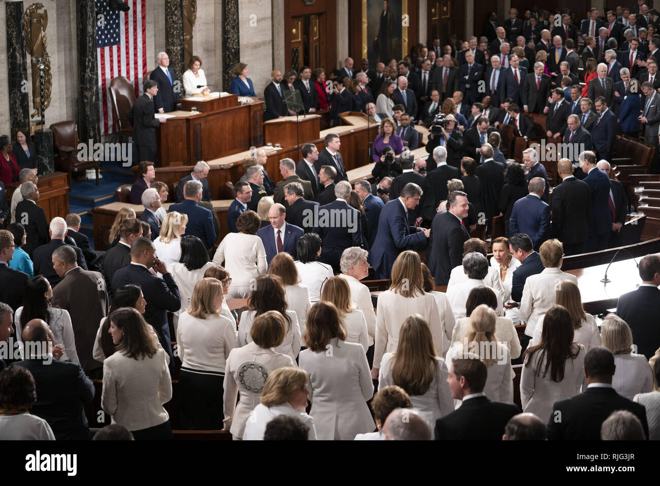 5 février 2019 - Washington, District de Columbia, États-Unis - Une mer de femmes législateurs démocratiques habillé en blanc à l'avant-plan d'une vue de la Chambre des communes avant l'état de l'Union, le 5 février 2019 (Crédit Image : © Christian Douglas/Zuma sur le fil) Banque D'Images