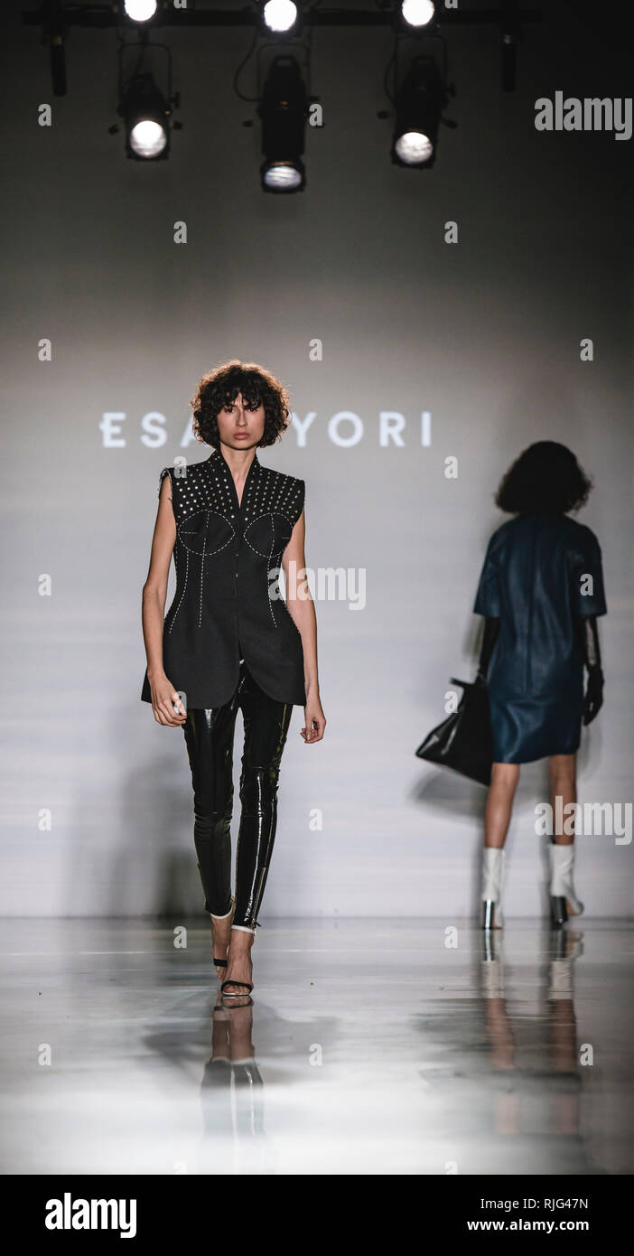 Barcelone, Espagne. Feb 6, 2019. Un modèle à suivre la piste de l'Esau Yori défilé présentant la nouvelle collection pendant 080 Barcelona Fashion Week Crédit : Matthias Rickenbach/Alamy Live News Banque D'Images