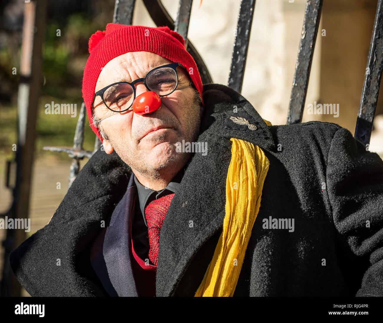 Nez rouge de clown avec verres et rouge bobble hat Banque D'Images
