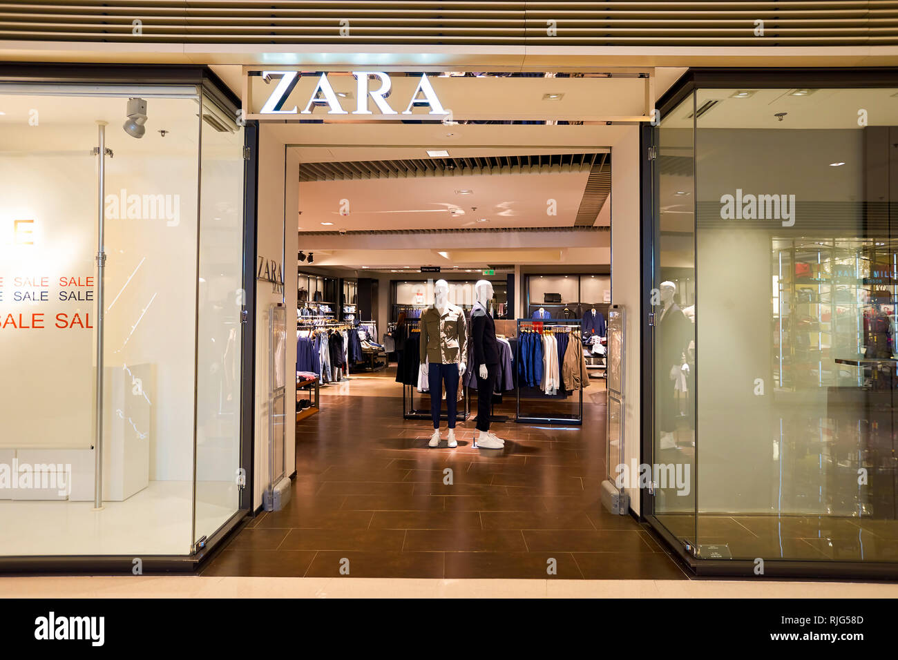 HONG KONG - le 27 janvier 2016 : Vitrine magasin Zara ou éléments au centre  commercial. Zara est un détaillant de vêtements et accessoires espagnol  basé à Arteixo Photo Stock - Alamy