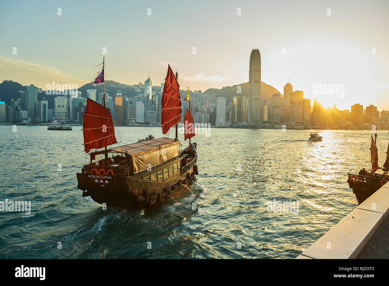 HONG KONG - le 25 janvier 2016 : l'Aqua Luna naviguer autour de Victoria Harbour. L'Aqua Luna, connu dans le cantonnais comme Cheung PO Tsai, est une jonque chinoise o Banque D'Images