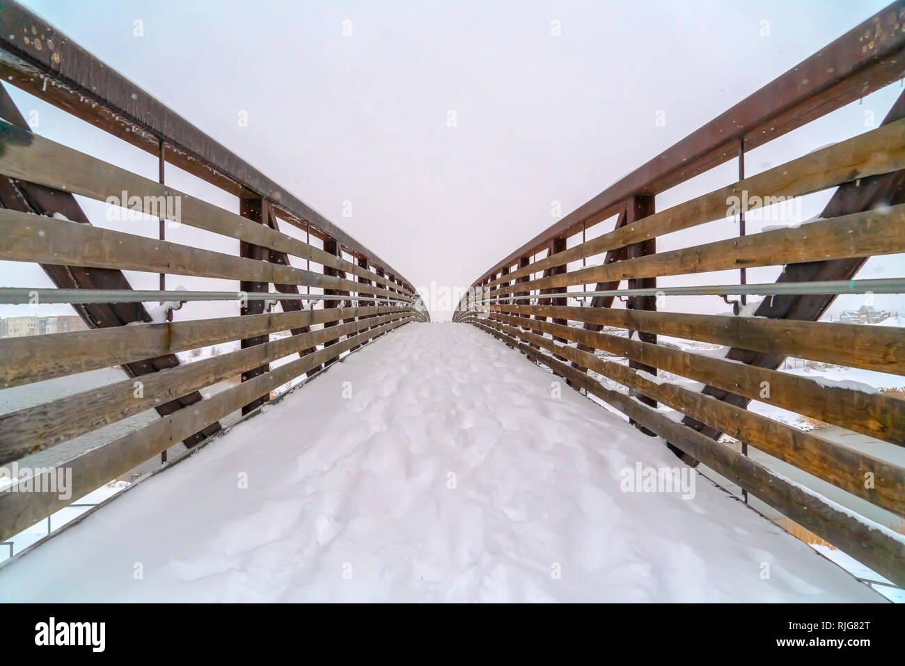 Pont enneigé avec traces, en hiver, dans l'Utah Banque D'Images