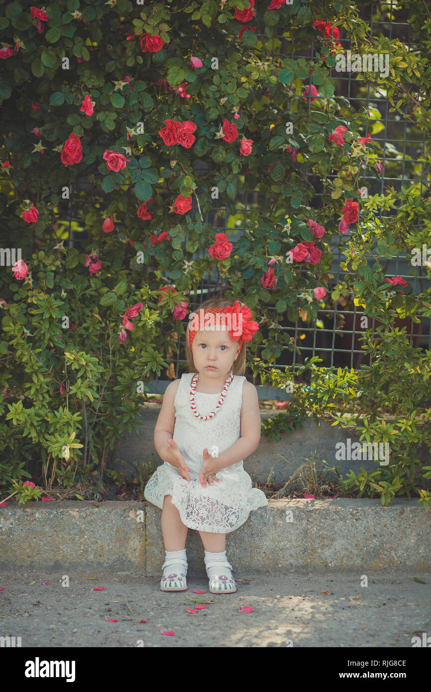 Habille Chic Retro Blonde Jeune Bebe Enfant Fille Posant Dans Central Park Garden Portant Robe Blanche Couturer Fichu Rouge Et Chapelet Photo Stock Alamy Habille Chic Retro Blonde Jeune Bebe Enfant Fille Posant Dans Central Park Garden Portant Robe Blanche Couturer Fichu Rouge Et Chapelet Photo Stock Alamy