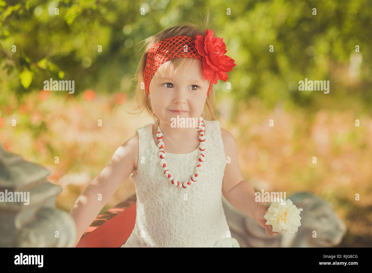 Habille Chic Retro Blonde Jeune Bebe Enfant Fille Posant Dans Central Park Garden Portant Robe Blanche Couturer Fichu Rouge Et Chapelet Photo Stock Alamy